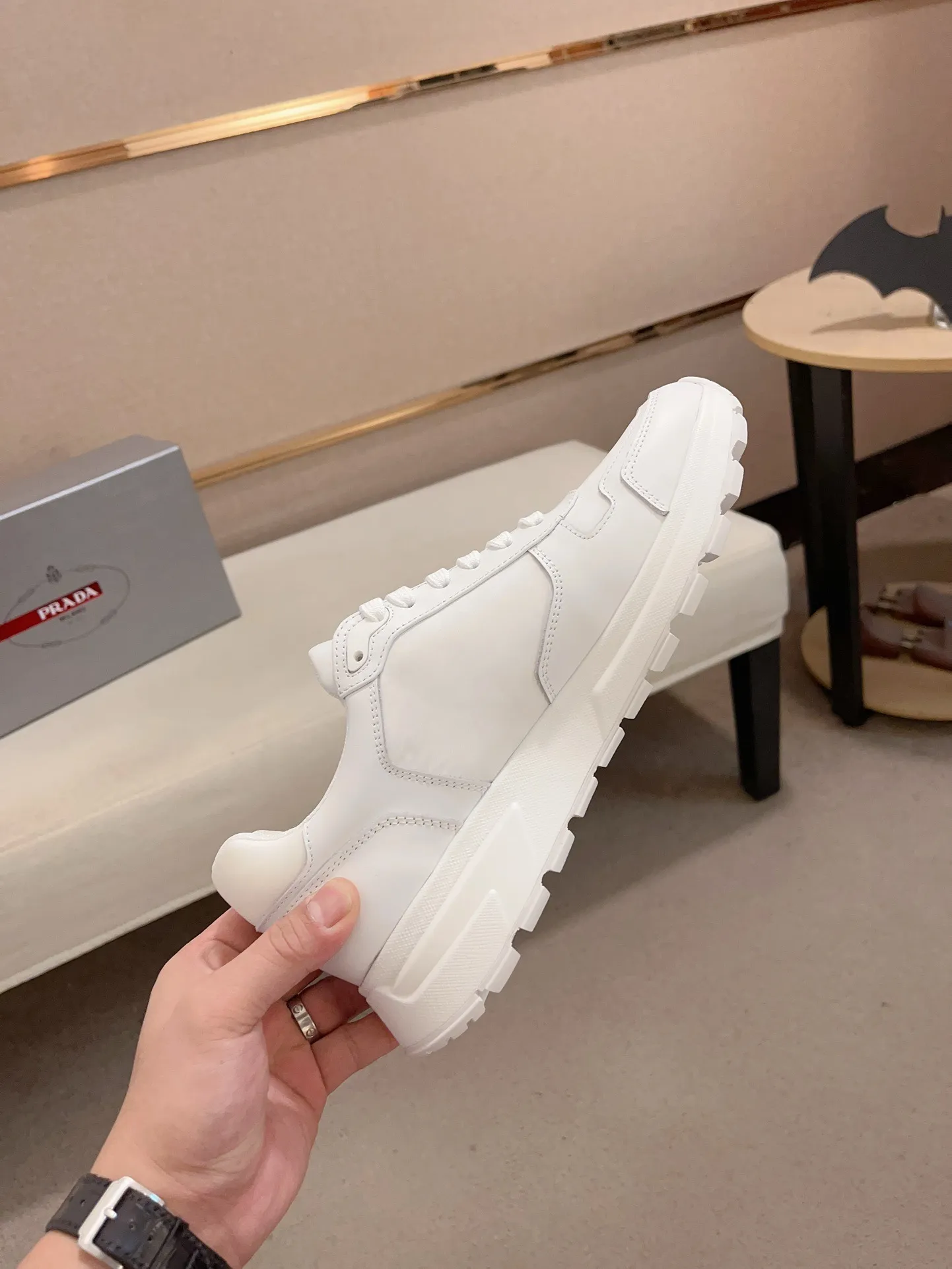 Men's shoes 💰 560 💰 (high version) new Prada (Prada) high-tops are launched at the same time, new men's shoes, 😘fabrics are selected from waterproof technical cloth. First layer cowhide lining. 👍🏿Original molded anti-slip rubber outsole, with exquisite lines, simple and elegant, comfortable and high-end for leisure travel. Number of yards: 38 to 44. (Can be customized for 45.46.)